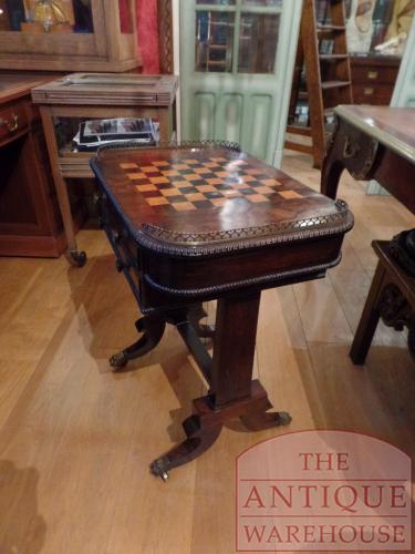 Antieke schaaktafel van palisanderhout met twee lades, circa 1815