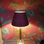 Antieke schemerlamp, bureaulamp, goud met rode kap 1