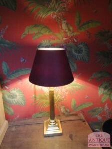 Antieke schemerlamp, bureaulamp, goud met rode kap