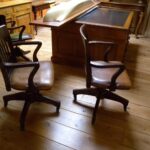 Antieke set van twee bureaustoelen 1