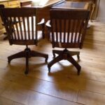 Antieke set van twee bureaustoelen 2