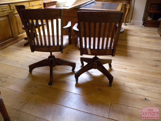 Antieke set van twee bureaustoelen 2