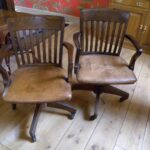 Antieke set van twee bureaustoelen 3