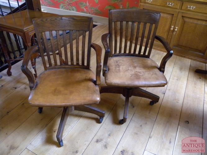 Antieke set van twee bureaustoelen 3