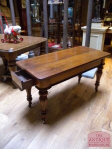 Antieke side tafel van eikenhout met lade en snijwerk in de poten