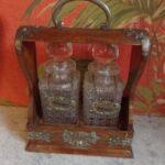 antieke Victoriaanse karaf tantalus met twee flessen 1