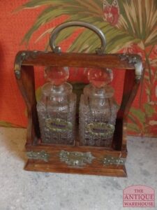 Antieke Victoriaanse karaf tantalus met twee flessen