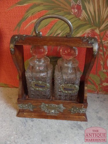 Antieke Victoriaanse karaf tantalus met twee flessen