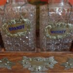 antieke Victoriaanse karaf tantalus met twee flessen 2