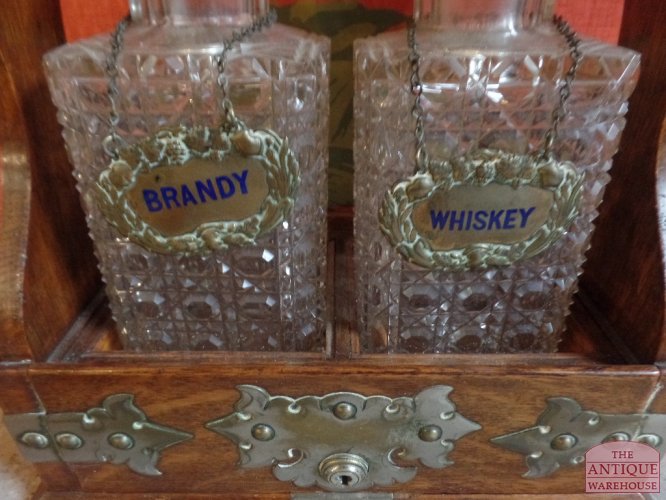 antieke Victoriaanse karaf tantalus met twee flessen 2