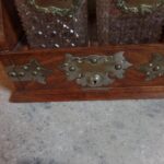 antieke Victoriaanse karaf tantalus met twee flessen 3