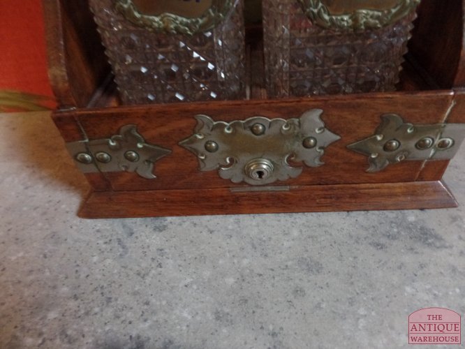 antieke Victoriaanse karaf tantalus met twee flessen 3