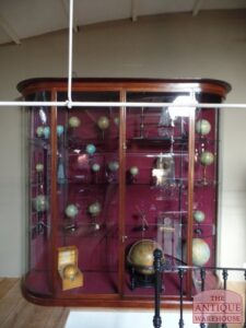 antieke vitrine