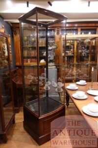 antieke vitrinekast