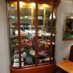 antieke vitrinekast met gebogen glas 1