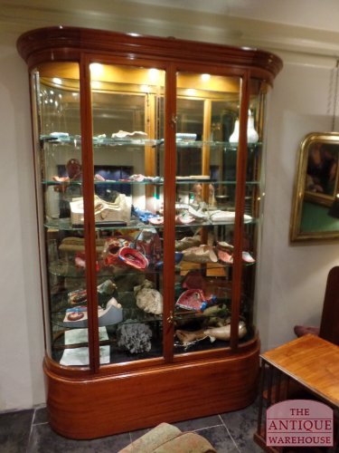 antieke vitrinekast met gebogen glas op zijkant