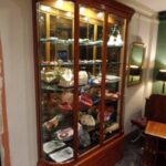 antieke vitrinekast met gebogen glas 2