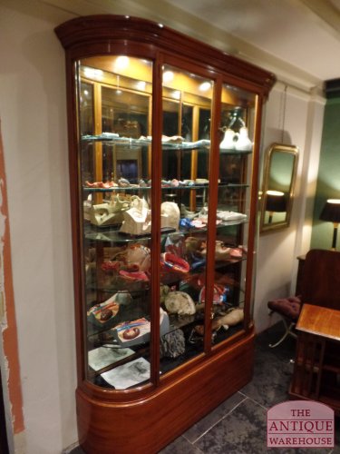 antieke vitrinekast met gebogen glas 2