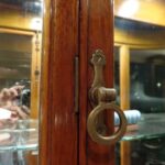 antieke vitrinekast met gebogen glas 3