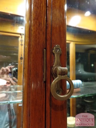 antieke vitrinekast met gebogen glas 3