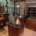 Antieke vitrinekast met gebogen ruit 1