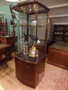 Antieke vitrinekast met gebogen ruit aan voorzijde