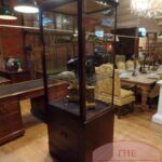 Antieke vitrinekast met gebogen ruit 2