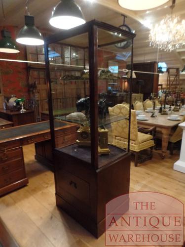 Antieke vitrinekast met gebogen ruit 2