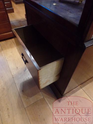 Antieke vitrinekast met gebogen ruit 4