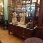 Antieke vitrinekast met laden afkomstig uit Eton College 1