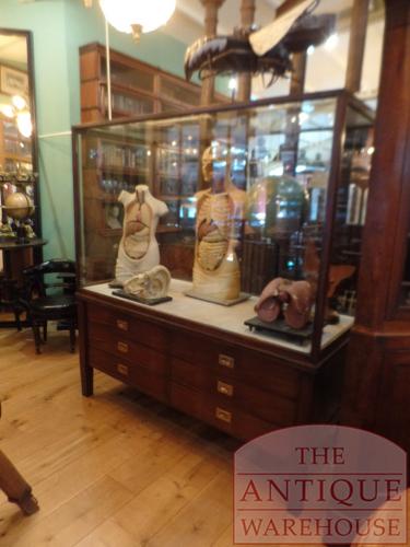 Antieke vitrinekast met laden afkomstig uit Eton College