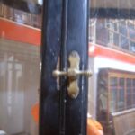 antieke vitrinekast van circa 1880, zwart gepolitoerd 1