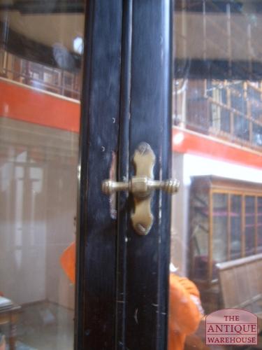 antieke vitrinekast van circa 1880, zwart gepolitoerd, VERKOCHT