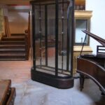 antieke vitrinekast van circa 1880, zwart gepolitoerd 2