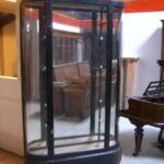 antieke vitrinekast van circa 1880, zwart gepolitoerd 3