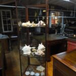 antieke vitrinekast 3