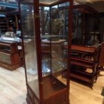 Antieke winkel vitrinekast met opbergruimte in plint 1