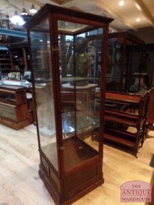 Antieke winkel vitrinekast met opbergruimte in plint