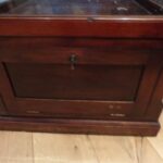 Antieke winkel vitrinekast met opbergruimte in plint 2