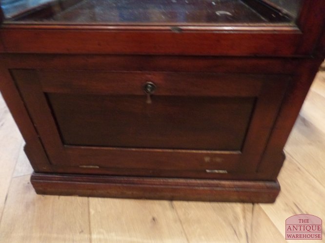 Antieke winkel vitrinekast met opbergruimte in plint 2