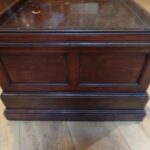 Antieke winkel vitrinekast met opbergruimte in plint 3