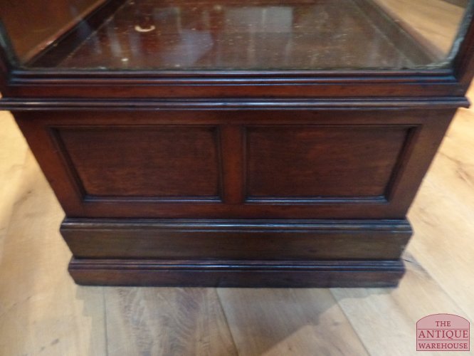 Antieke winkel vitrinekast met opbergruimte in plint 3