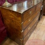 Antieke wortelnoten military chest, ladekast 1