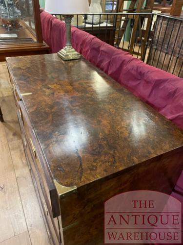 Antieke wortelnoten military chest, ladekast 2