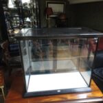 Antieke zwart gepolitourde kleine vitrine 1