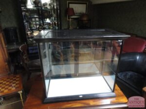 Antieke zwart gepolitourde kleine vitrine