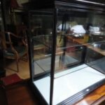 Antieke zwart gepolitourde kleine vitrine 2