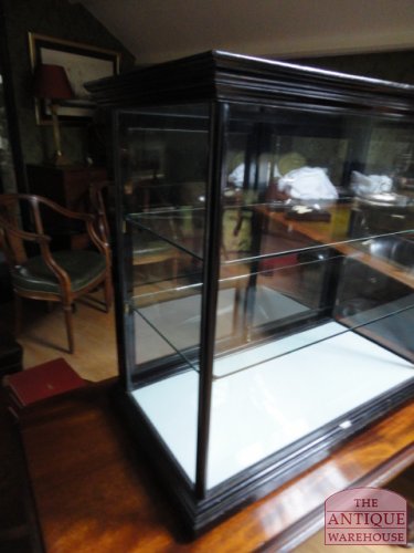 Antieke zwart gepolitourde kleine vitrine 2
