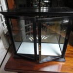 Antieke zwart gepolitourde kleine vitrine 3