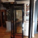 Antieke zwarte vitrinekast met rode bodem en gebogen glazen 1